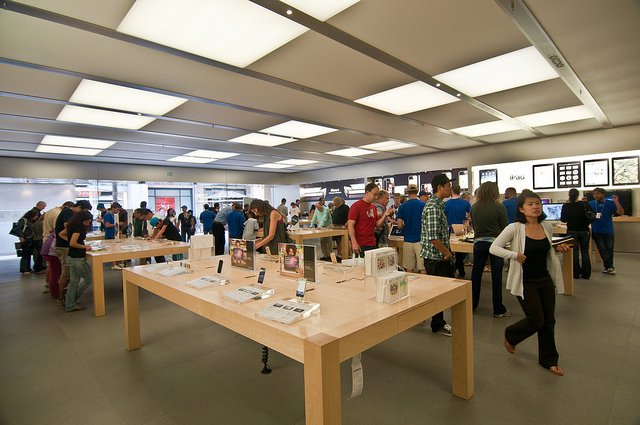 Fashion Valley apple store int