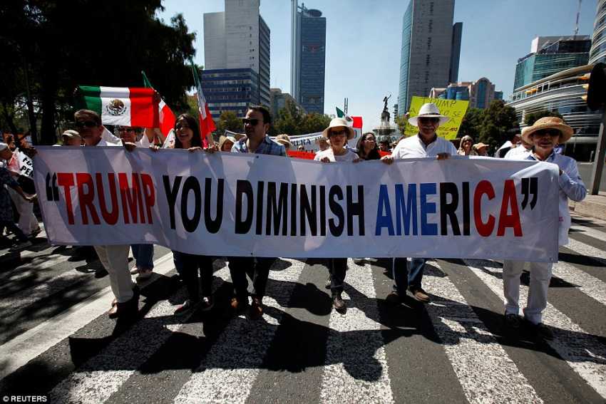 anti Mexican wall demonstrators